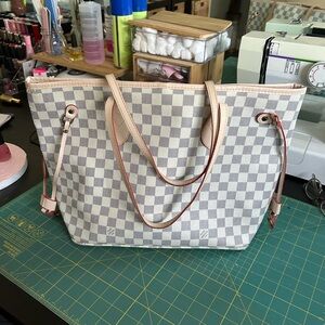 Women’s tote used condition white in color Louis Vuitton
